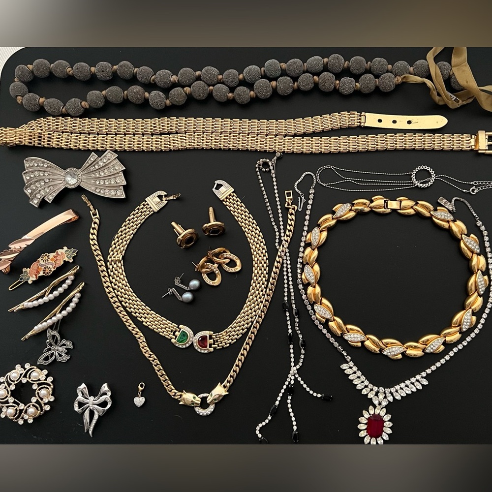 Lot of 20 Vintage Pieces of Costume/Rhinestone Jewellery from the 50s-80s.